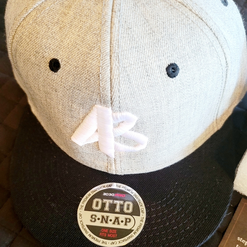 ASHLEY BLACK NUGGET & HAT. - Picture 4 of 5